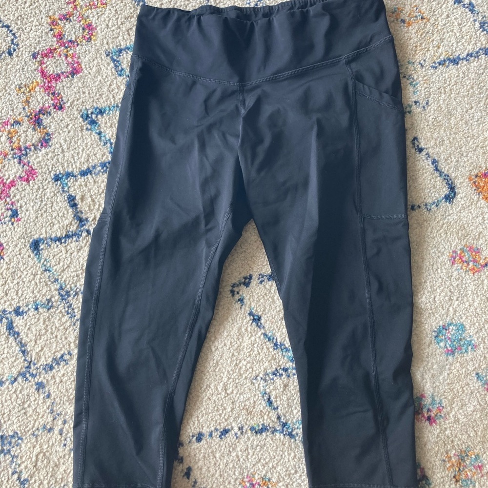 Yoga pants with the phone slit